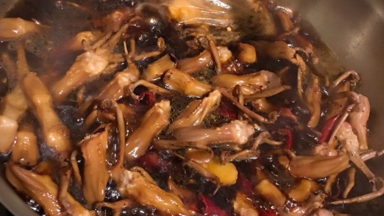 卤鸭舌,找个干净的锅 倒油
油热后放姜片 蒜头 鸭舌翻炒一会会
倒入冷水(能淹没鸭舌的量)
放入卤料包 倒适当料酒 老抽 冰糖 辣椒
闷煮15分钟后 尝尝味道 是不是够咸
不够的话再倒点酱油或撒点盐
继续闷煮15分钟