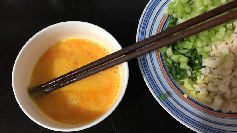 珍珠丸子,<a style='color:red;display:inline-block;' href='/shicai/ 9'>鸡蛋</a>打散备用。