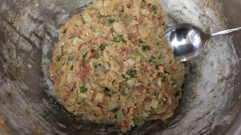 珍珠丸子,可以加入自己喜欢的调味料，胡椒粉，孜然粉，五香粉之类。