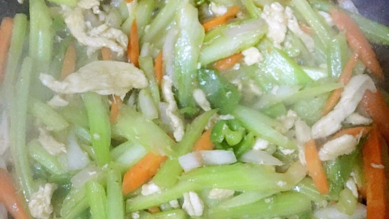 芹菜鸡丝肉,煸炒差不多就可以出锅啦^_^