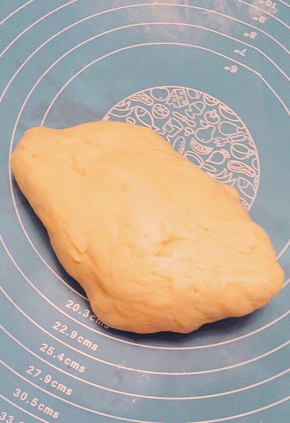 红枣馅排包,从面包机里取出揉好的面团发暖和的地方发酵半小时