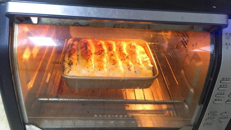 红枣馅排包,烤制中