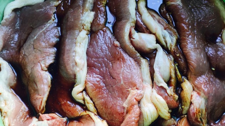 #年夜饭#自制腊肉,把肉一一放进去,搅匀