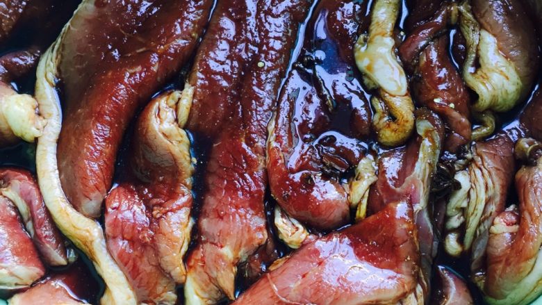 #年夜饭#自制腊肉,浸泡5—10分钟。在浸泡的这个时间段要用双手不停的搅匀(防止底下的肉太咸,上面的肉太淡)