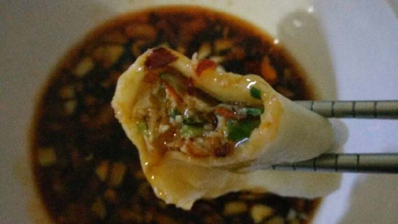 鲅鱼韭菜馅饺子+#有个故事#,蘸点蒜泥,酱油醋香油麻油吃。其实这个馅我个人更喜欢不蘸东西吃,味道更鲜美。饺子馅里我吃过的馅里它是第二鲜。还吃过朋友包的海螺鱿鱼海参韭菜馅的更好吃,据说海肠馅也很鲜只是我没吃过。