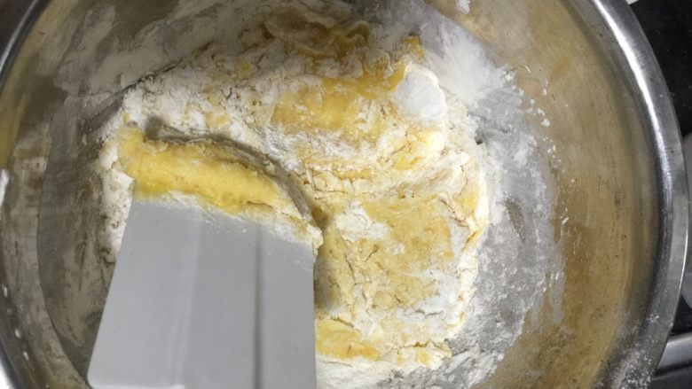 蔓越梅饼干,分两次筛入面粉,用橡皮刮刀搅拌均予。