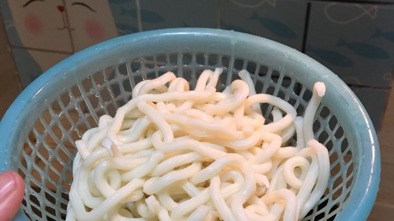 麻辣诱惑,<a style='color:red;display:inline-block;' href='/shicai/ 546'>乌冬面</a>用开水烫一下,去除酸味儿。