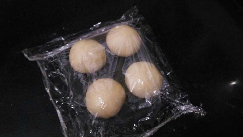 ≈罗宋甜面包≈,发酵好的面团,拿出排气,分成四份,进行15分钟中间发酵