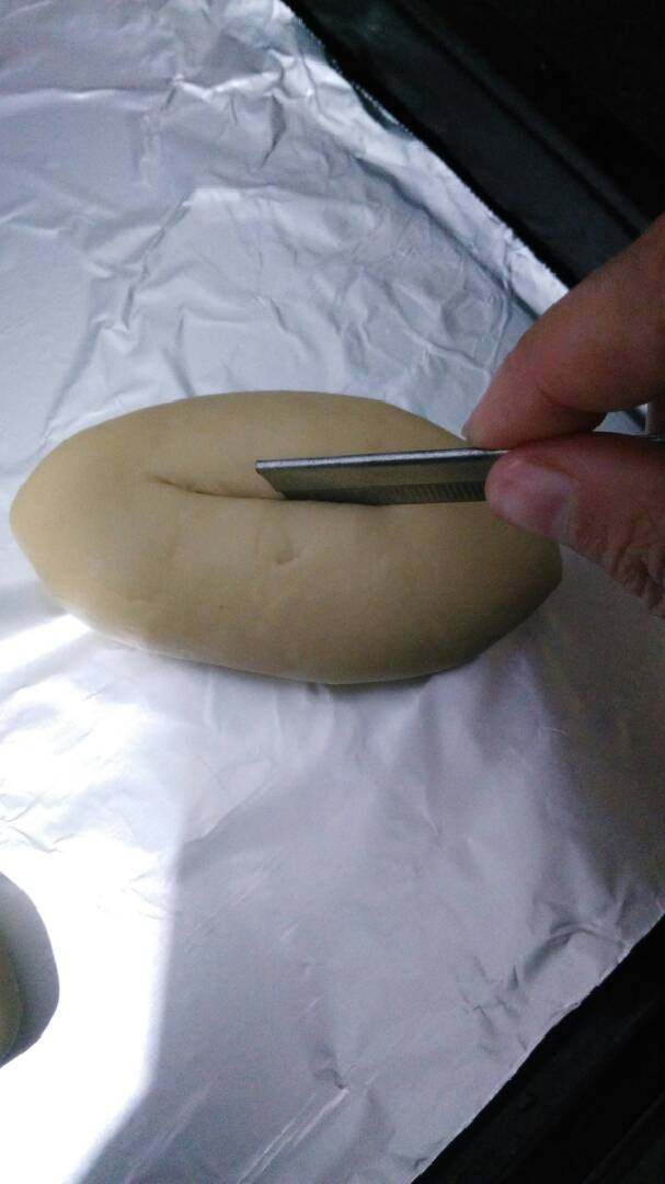 ≈罗宋甜面包≈,发酵到原来的1.5倍大的时候,取出,在顶部用锋利干净的刀片划一道口子