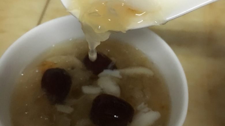 雪耳百合粥,一起炖三个小时左右,就好啦,虽然时间好像有点久,不过我用的是隔水炖的炖锅来的,所以插上电之后就可以不理啦,安心上班,下班就可以吃啦