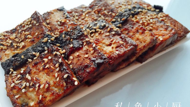 日式海苔照烧豆腐,出锅后,在盘子里摆好,撒上白芝麻,香脆可口的照烧豆腐就完成咯~开吃…