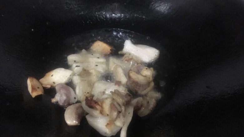 #有个故事# 沙茶包 #妈妈的味道#,1.肥肉放锅里小火出油