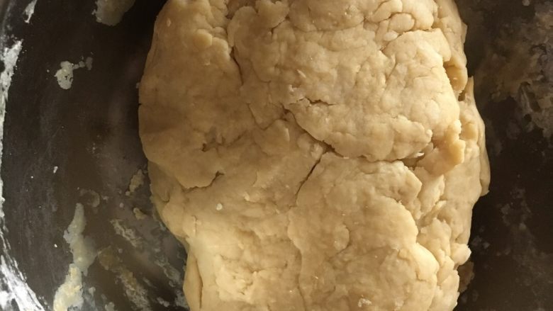 #有个故事# 沙茶包 #妈妈的味道#,2.带油冷后 将<a style='color:red;display:inline-block;' href='/shicai/ 9'>鸡蛋</a>液 油和水倒入<a style='color:red;display:inline-block;' href='/shicai/ 519'>面粉</a> 揉成团 静置30分钟