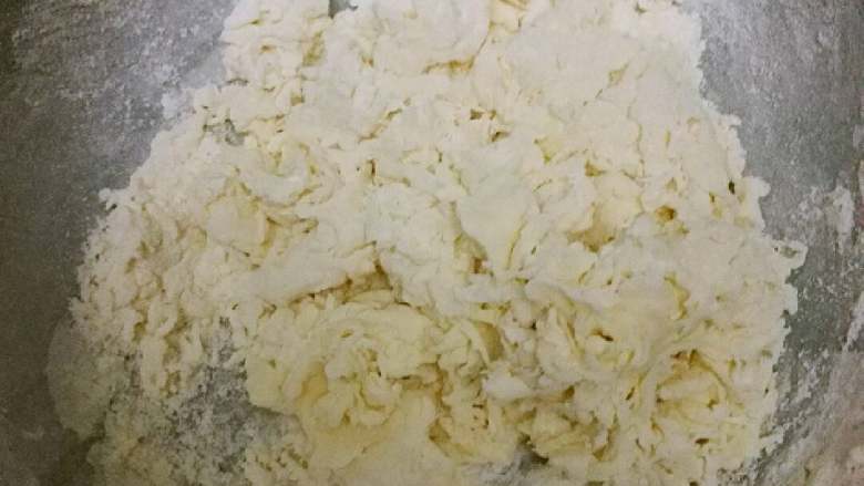 葱香手撕饼+#有个故事#,面粉倒温开水用筷子搅拌边倒边搅成絮状后用手揉