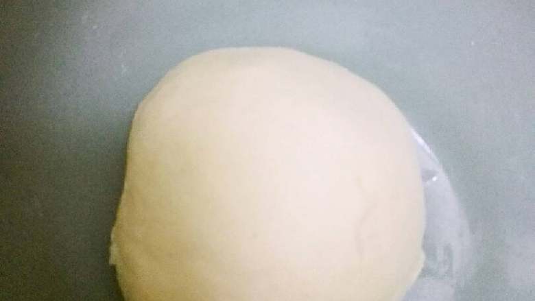 葱香手撕饼+#有个故事#,揉成光滑面团,包上保鲜膜,醒半个小时