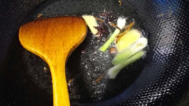 葱香手撕饼+#有个故事#,锅内热油,加入葱姜大料桂皮小火炸出香味