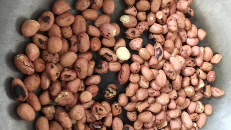 #有个故事# 沙茶包 #妈妈的味道#,3.把花生放锅里炒 火不要太大哦 我火有点大了 有点焦啦 