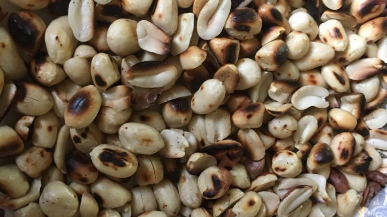 #有个故事# 沙茶包 #妈妈的味道#,4.炒到熟后 脱掉花生膜