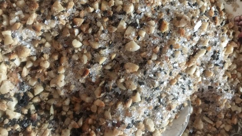 #有个故事# 沙茶包 #妈妈的味道#,6.花生用面杖擀碎 尽量擀碎店哦 在加入<a style='color:red;display:inline-block;' href='/shicai/ 666'>芝麻</a> <a style='color:red;display:inline-block;' href='/shicai/ 3729'>白糖</a> 喜欢甜的可以多加点糖