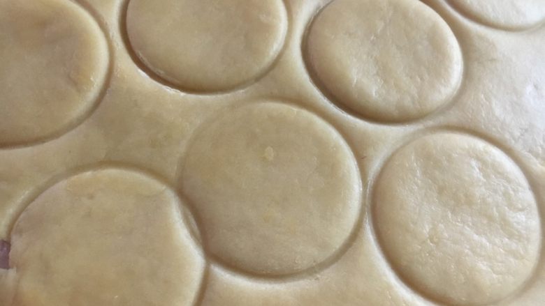 #有个故事# 沙茶包 #妈妈的味道#,7.把面团擀平 用圆形的模具压出皮 可以用大点的圆形模具 等下比较好包 我的有点小