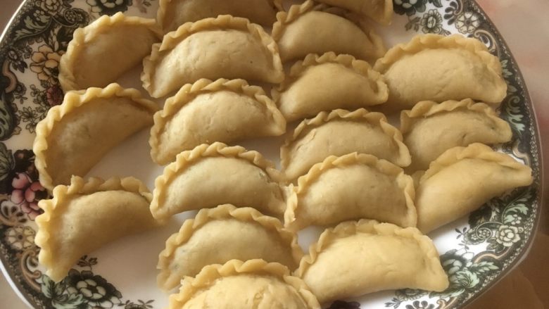 #有个故事# 沙茶包 #妈妈的味道#,7.在皮上包入做好的馅捏紧 边缘尽量捏薄一些 沿着边沿捏出花边 我没有包过饺子 有包过饺子的话就很简单啦