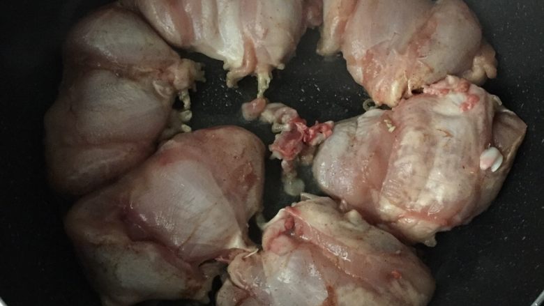 蒜香鸡腿,中火加热平底锅中倒入适量橄榄油,放入鸡腿肉。
