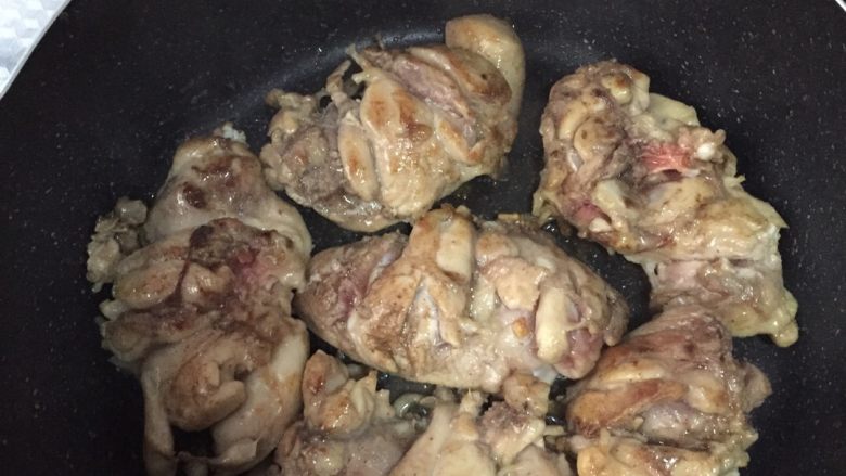 蒜香鸡腿,转中小火,将鸡肉煎熟。一面煎完翻另一面,多多翻面。