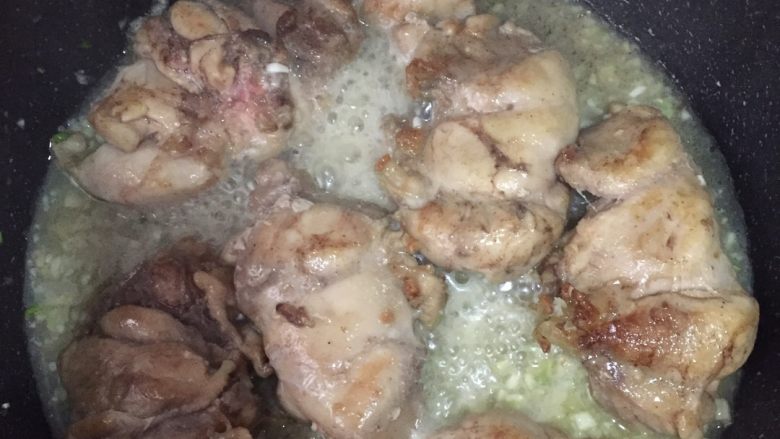 蒜香鸡腿,趁热倒入煎熟的鸡腿肉,裹上一层热热的酱汁。