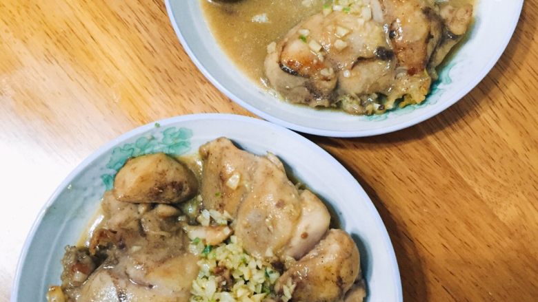 蒜香鸡腿,关火取出,装盘。