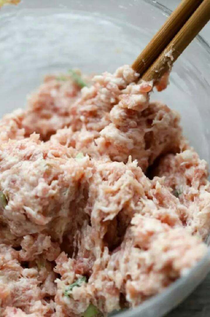 猪肉丸,搅拌均匀,直到碎猪肉充分吸收水和淀粉后即可,约3分钟。