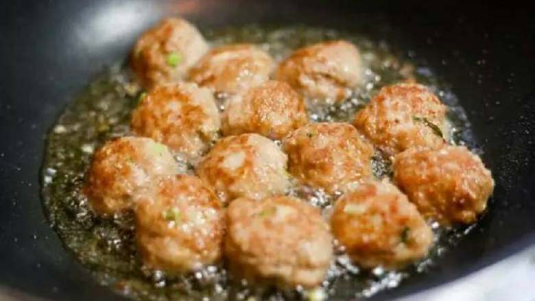 猪肉丸,中火热锅,倒入食用油,油热后,放入肉丸, 煎至两面金黄,将肉丸和剩下的油装入一个盘中,待用。