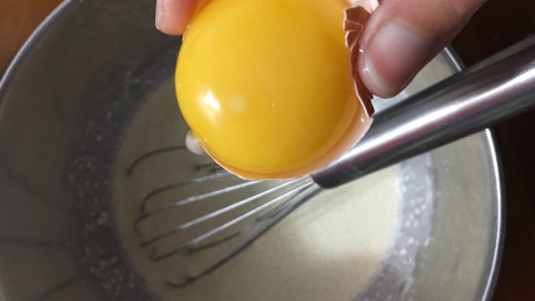 淡奶油蛋糕,分离蛋清蛋黄,加入奶油里搅匀