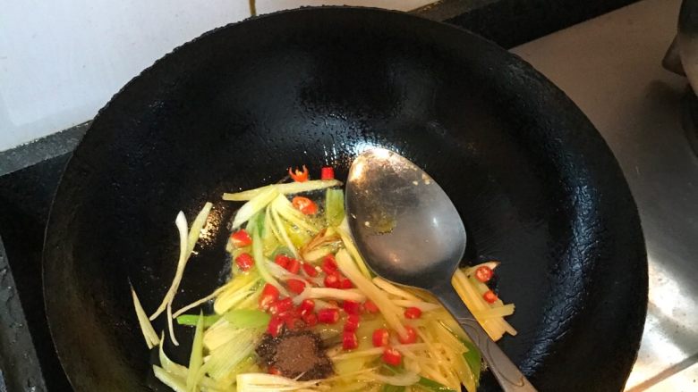 青萝卜烧牛腩,起火烧锅下油,放入葱姜蒜花椒粉翻炒