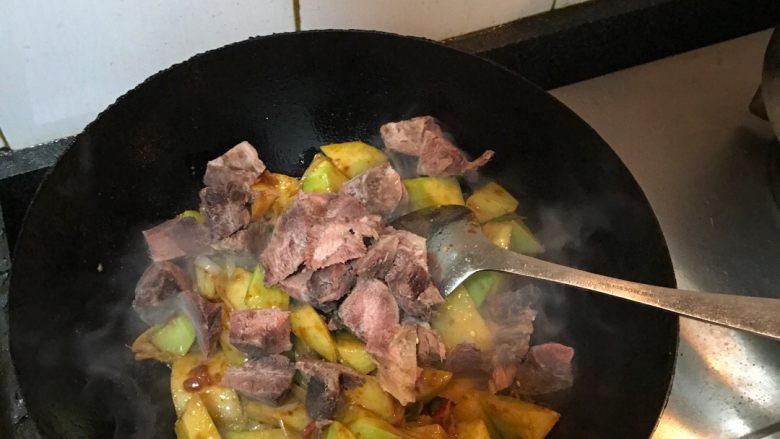 青萝卜烧牛腩,翻炒均匀后加入牛腩块继续翻炒