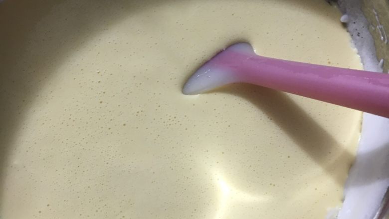 淡奶油蛋糕,蛋黄糊倒入蛋白糊里