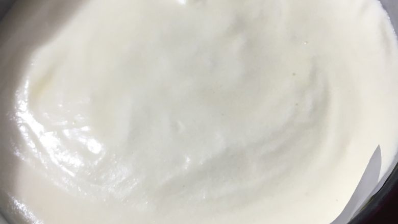 淡奶油蛋糕,倒入垫了油纸的模具,抹平表面