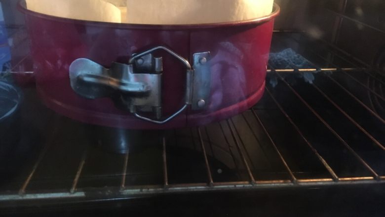 淡奶油蛋糕,烤箱170度预热,放入中层烤1小时,下层再放一个加了水的烤盘,用水浴法来烤
