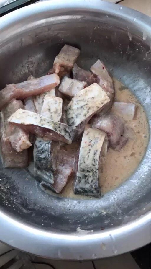 自制糖醋鱼小排,将鱼清洗干净!盐,蛋清,淀粉,料酒。适量腌制一边