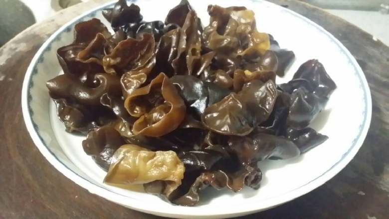 肉蛋炒云耳,将干云耳用水发透,洗净。