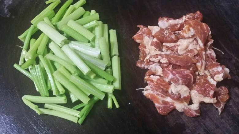 肉蛋炒云耳,香芹梗切成段 ;猪瘦内切片,加少许生抽拌勻。