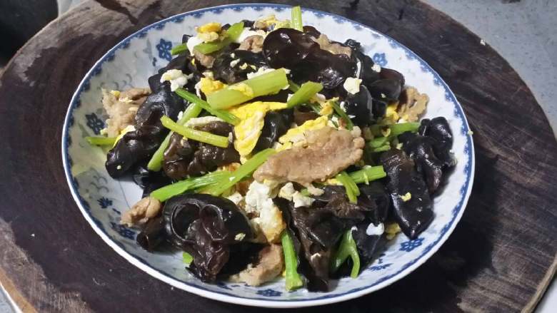 肉蛋炒云耳,你看,肉蛋炒云耳做好了。