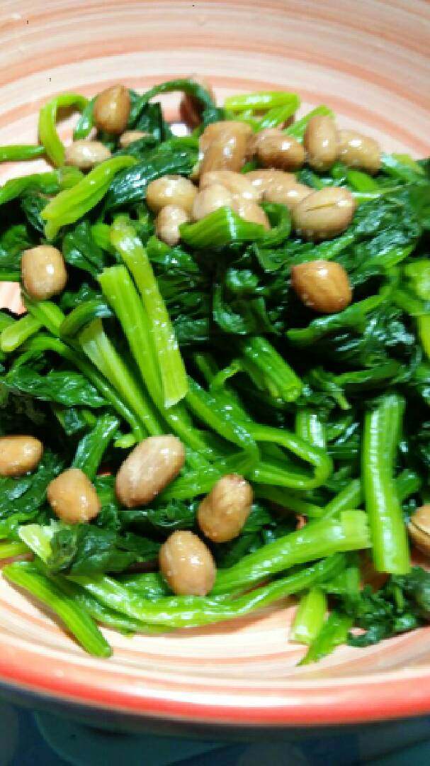 陈醋菠菜花生米,花生米和菠菜放入容器中