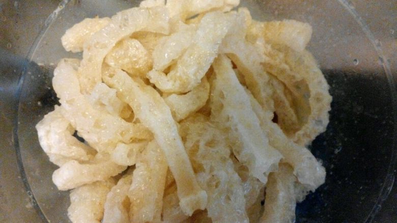 蒜香皮肚,泡发好后的皮肚
1、将皮肚切成稍小一点的块,放入开水中煮3-5分钟;
2、拿出晾凉后切成条状。