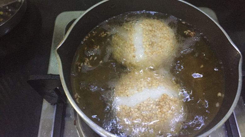 核桃豆沙麻团,煎炸过程中要注意因为热膨胀出现崩裂现象,当心油滴