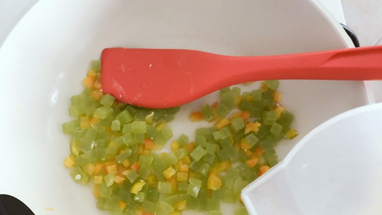 宝宝辅食:莴笋梨炒蛋—冬日小清新,倒入适量凉白开,继续翻炒,一直把莴笋丁炒软炒熟。