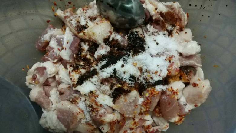 腊肉,倒入肉中,且加入酱油,盐料酒等