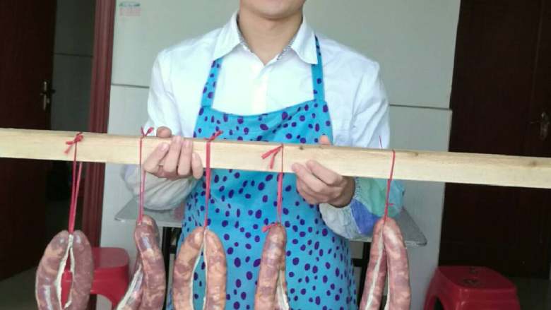 腊肉,灌好后,放置在阴凉的地方静挂45天