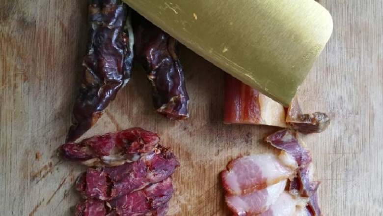 腊肉,腊肠和腊肉已经OK啦,2.5斤左右可以出1斤腊肉或者腊肠哦