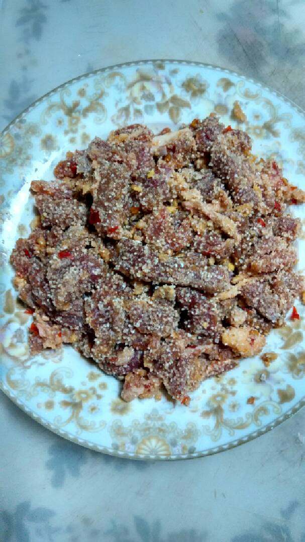 粉蒸绵羊肉,绵羊肉切条,(生姜沫,泡姜沫,大蒜沫,郫县豆瓣酱,盐,生抽酱油,菜油合匀)拌上述调料,加米粉挂勻装盘。
