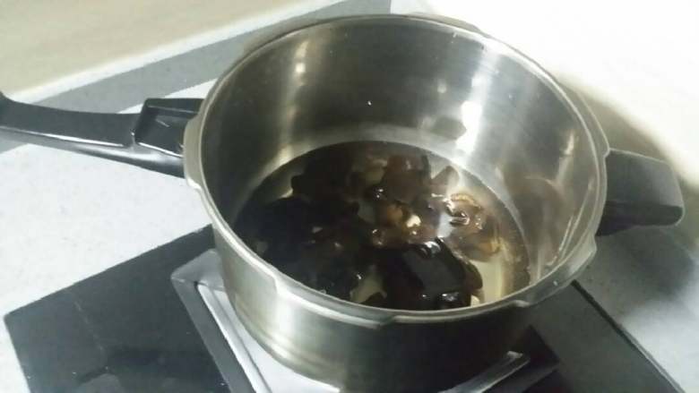 凉拌香菜云耳,发好云耳洗净放入高压锅中,加清水至没云耳。煮至高压锅出汽,再煮5分钟,关炉火。